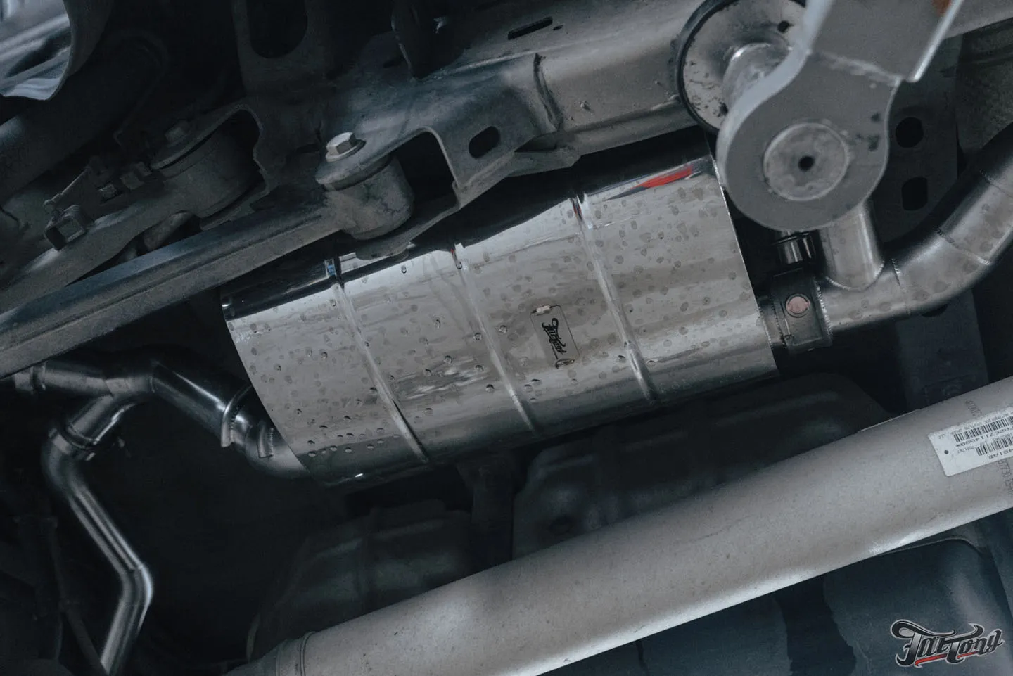 Установка модулей дальнего света Rigid, новая выхлопная система и химчистка салона для RAM 1500
